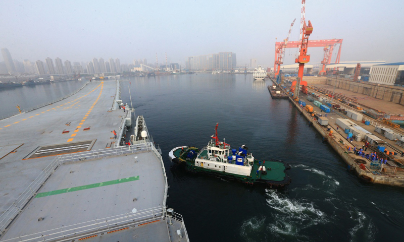 5月13日，我國第二艘航母從大連造船廠碼頭啟航，赴相關(guān)海域執(zhí)行海上試驗(yàn)任務(wù)，主要檢測(cè)驗(yàn)證動(dòng)力系統(tǒng)等設(shè)備的可靠性和穩(wěn)定性。新華社發(fā)（胡鍇冰 攝）