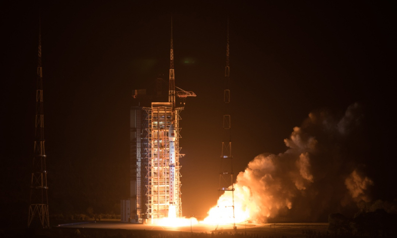 高分五號(hào)衛(wèi)星是世界首顆實(shí)現(xiàn)對(duì)大氣和陸地綜合觀測(cè)的全譜段高光譜衛(wèi)星，也是我國(guó)高分專項(xiàng)中一顆重要的科研衛(wèi)星。它填補(bǔ)了國(guó)產(chǎn)衛(wèi)星無(wú)法有效探測(cè)區(qū)域大氣污染氣體的空白，可滿足環(huán)境綜合監(jiān)測(cè)等方面的迫切需求，是我國(guó)實(shí)現(xiàn)高光譜分辨率對(duì)地觀測(cè)能力的重要標(biāo)志。（新華社記者 金立旺 攝）