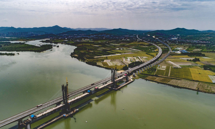 蒙華鐵路漢江特大橋位于湖北省襄陽市區(qū)上游約3公里的漢江上，總長5242米，是蒙華鐵路重點(diǎn)控制性工程之一。該橋江面共18座橋墩，位于江面上的主橋?yàn)殡p塔五跨部分斜拉橋，最大跨徑248米。新華社發(fā)（金偉 攝）