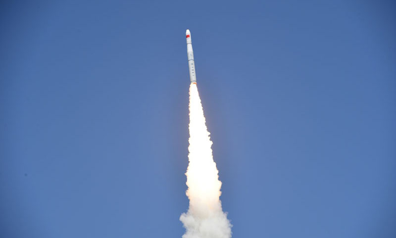 4月26日12時42分，我國在酒泉衛星發射中心用長征十一號固體運載火箭，采用“一箭五星”的方式成功將“珠海一號”02組衛星發射升空，衛星進入預定軌道。新華社發（汪江波 攝）