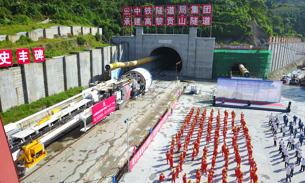 4月21日，“彩云號(hào)”TBM（硬巖掘進(jìn)機(jī)）在云南大瑞鐵路高黎貢山隧道成功穿越第一個(gè)地層交接涌水帶，掘進(jìn)里程突破500米，單日掘進(jìn)最高達(dá)到32.14米，這標(biāo)志著我國(guó)自主研制的最大直徑TBM在鐵路隧道首次成功應(yīng)用，意味著高黎貢山隧道這座中國(guó)第一鐵路長(zhǎng)隧正穩(wěn)步邁向穩(wěn)產(chǎn)高產(chǎn)階段。（圖片來源：中鐵高新工業(yè)股份有限公司）