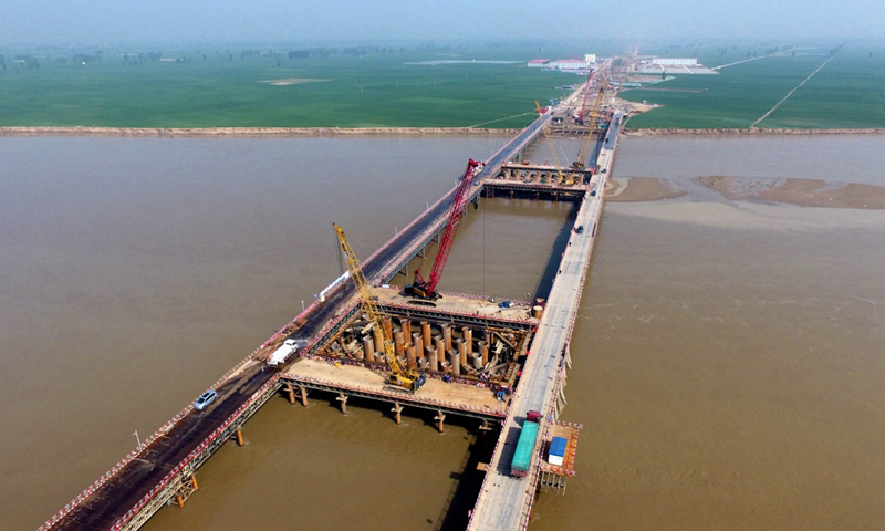 4月17日，施工中的鄭濟高鐵鄭州黃河特大橋（無人機航拍）。（新華社記者 朱祥 攝）