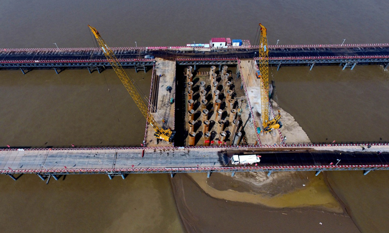 4月17日，施工中的鄭濟高鐵鄭州黃河特大橋（無人機航拍）。（新華社記者 朱祥 攝）