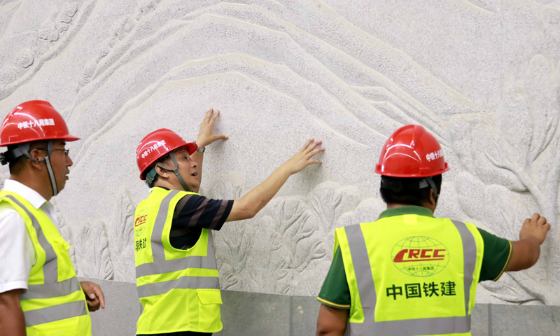 中國鐵建十八局集團(tuán)博鰲通道項目部技術(shù)人員在現(xiàn)場精心施工。（伍振 攝）