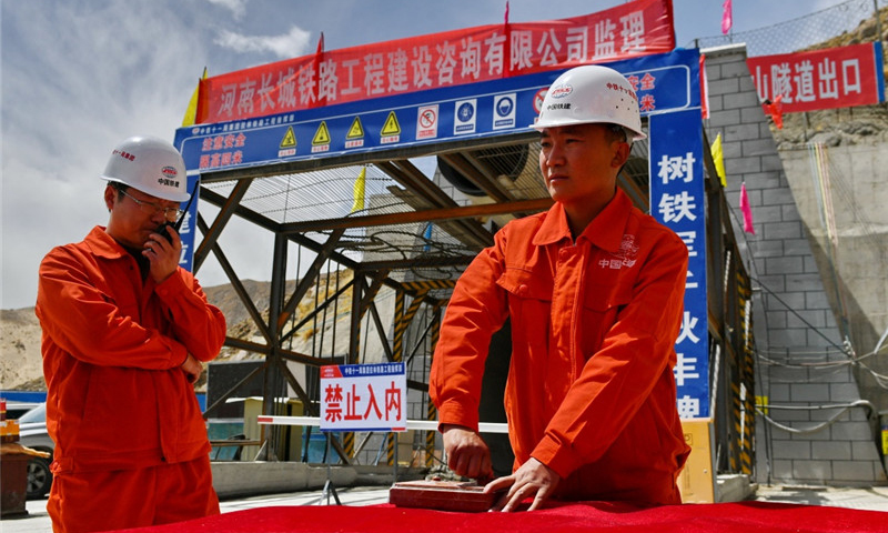 4月7日，拉薩至林芝鐵路由拉薩方向引出的第一個(gè)隧道——嘎拉山隧道順利貫通，為全線鋪架迎來了開門紅。圖為中鐵十一局技術(shù)人員做嘎拉山隧道工程貫通前的最后起爆。（新華社記者 張汝鋒 攝）