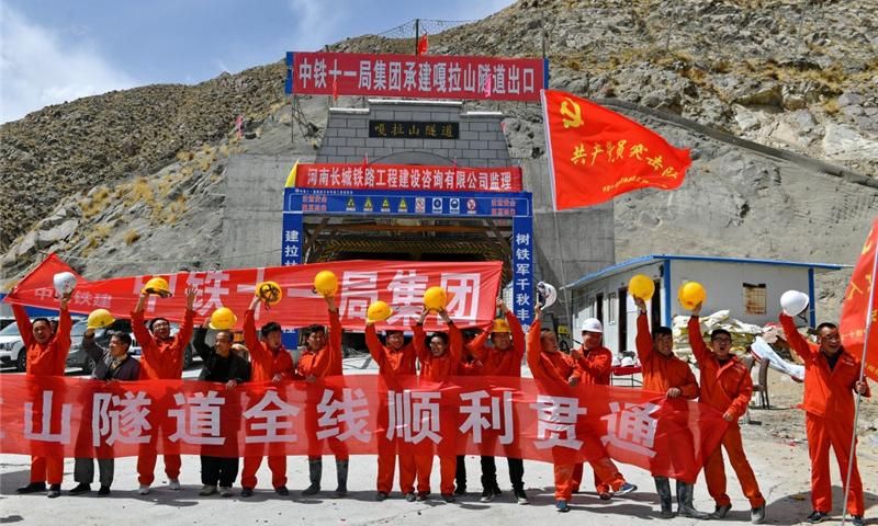 4月7日，中鐵十一局施工人員慶祝嘎拉山隧道工程貫通。（新華社記者 張汝鋒 攝）