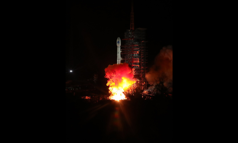 3月30日，我國在西昌衛星發射中心用長征三號乙運載火箭（及遠征一號上面級），以“一箭雙星”方式成功發射第三十、三十一顆北斗導航衛星。新華社發（梁珂巖攝）