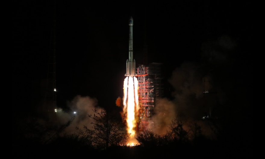 3月30日，我國在西昌衛星發射中心用長征三號乙運載火箭（及遠征一號上面級），以“一箭雙星”方式成功發射第三十、三十一顆北斗導航衛星。新華社發（梁珂巖攝）