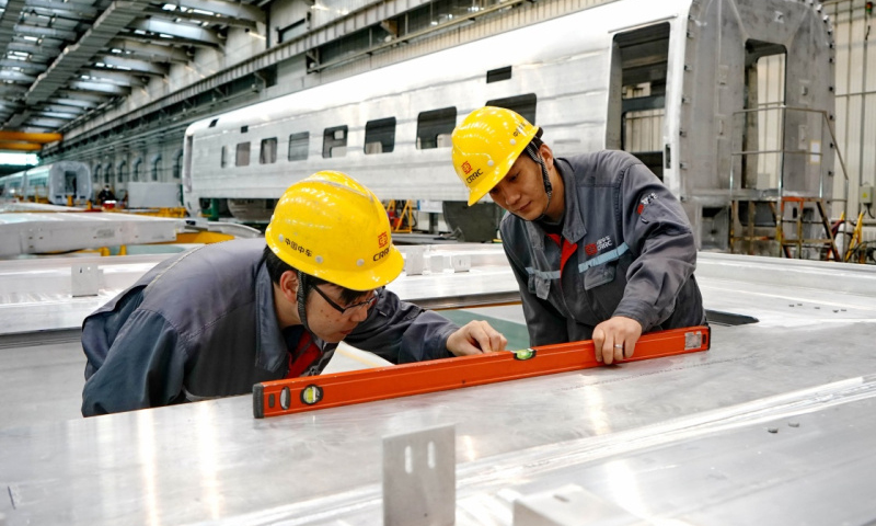 中車唐山機車車輛有限公司的工人在動車組生產線上工作。（新華社記者 楊世堯 攝）