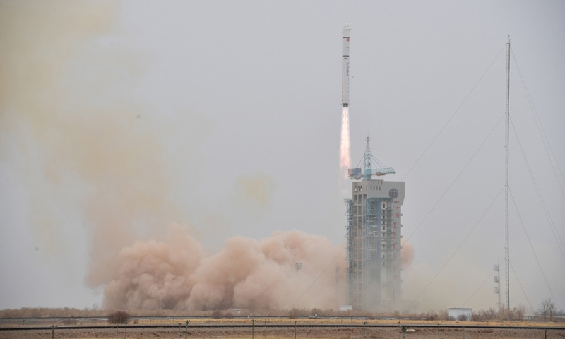 3月17日15時10分，我國在酒泉衛星發射中心用長征二號丁運載火箭，成功將陸地勘查衛星四號發射升空，衛星進入預定軌道，發射任務取得圓滿成功。新華社發（汪江波 攝）
