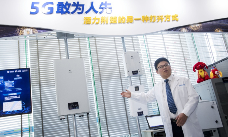 2018年2月1日，湖北首個(gè)室外5Ｇ試驗(yàn)基站在武漢開通，這意味著5Ｇ技術(shù)在湖北的規(guī)模組網(wǎng)規(guī)模試驗(yàn)已進(jìn)入攻堅(jiān)階段。這是2月5日，工作人員介紹5G試驗(yàn)基站的射頻單元。（新華社記者 熊琦 攝）
