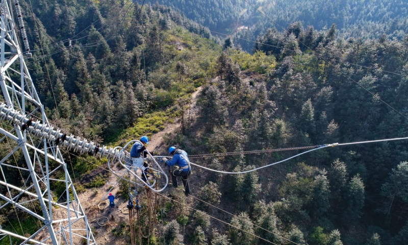 受冰凍天氣影響，1月28日，位于江西豐城市秀市鎮的500千伏輸電線路受損。為了趕在春節前恢復線路運行，國家電網江西省電力有限公司組織搶修隊伍于1月29日開始進行搶修施工。據介紹，搶修工程將于2月9日完成。（新華社記者 周密 攝）