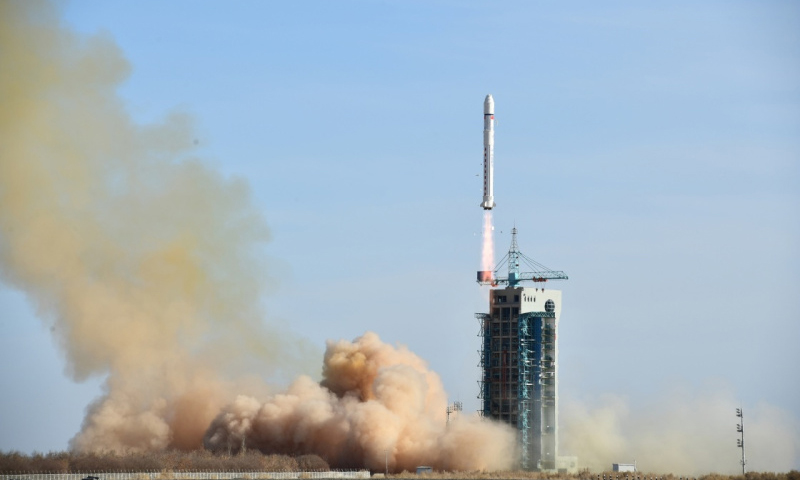 2月2日15時51分，我國在酒泉衛星發射中心用長征二號丁運載火箭成功將電磁監測試驗衛星“張衡一號”發射升空，進入預定軌道。這標志我國成為世界上少數擁有在軌運行高精度地球物理場探測衛星的國家之一。新華社發（汪江波 攝）