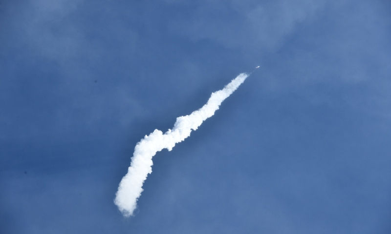 2月2日15時51分，我國在酒泉衛星發射中心用長征二號丁運載火箭成功將電磁監測試驗衛星“張衡一號”發射升空，進入預定軌道。這標志我國成為世界上少數擁有在軌運行高精度地球物理場探測衛星的國家之一。新華社發（汪江波 攝）