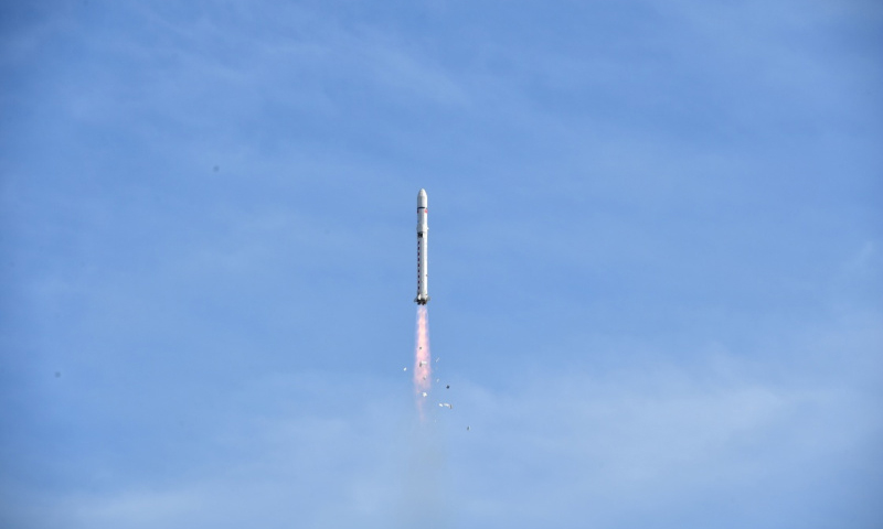 2月2日15時51分，我國在酒泉衛星發射中心用長征二號丁運載火箭成功將電磁監測試驗衛星“張衡一號”發射升空，進入預定軌道。這標志我國成為世界上少數擁有在軌運行高精度地球物理場探測衛星的國家之一。新華社發（汪江波 攝）