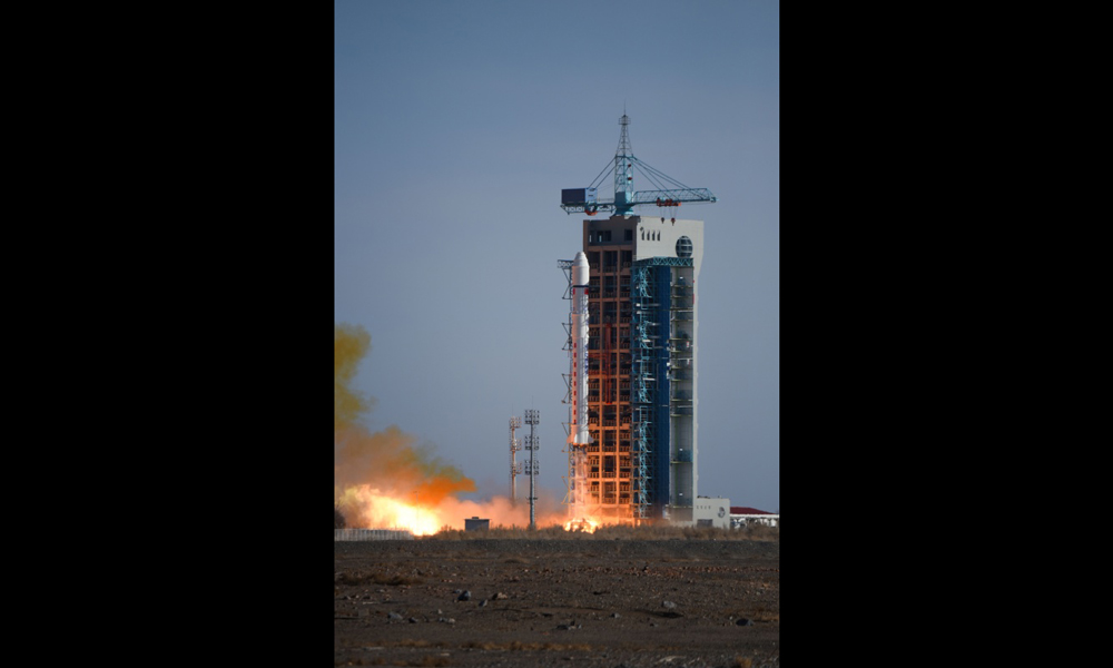 2月2日15時51分，我國在酒泉衛星發射中心用長征二號丁運載火箭成功將電磁監測試驗衛星“張衡一號”發射升空，進入預定軌道。這標志我國成為世界上少數擁有在軌運行高精度地球物理場探測衛星的國家之一。（新華社記者 陳曄華 攝）