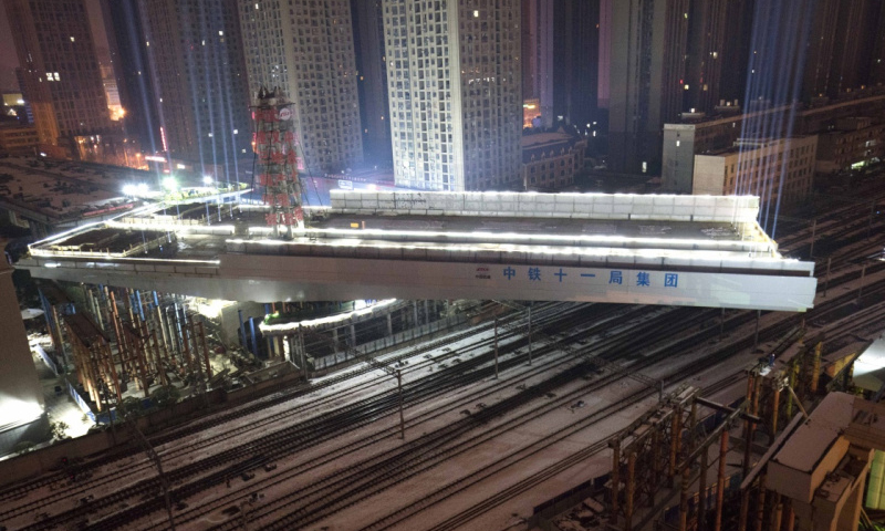 武漢市常青路主線轉體橋轉體過程中。（新華社記者 杜華舉 攝）