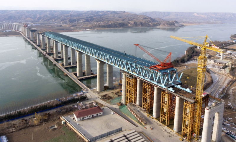 目前，由中國鐵建大橋工程局集團有限公司承建的河南三門峽黃河公鐵兩用特大橋正在加緊施工。圖為2018年1月30日，用無人機航拍的河南三門峽黃河公鐵兩用特大橋施工工地。（新華社記者 朱祥 攝）