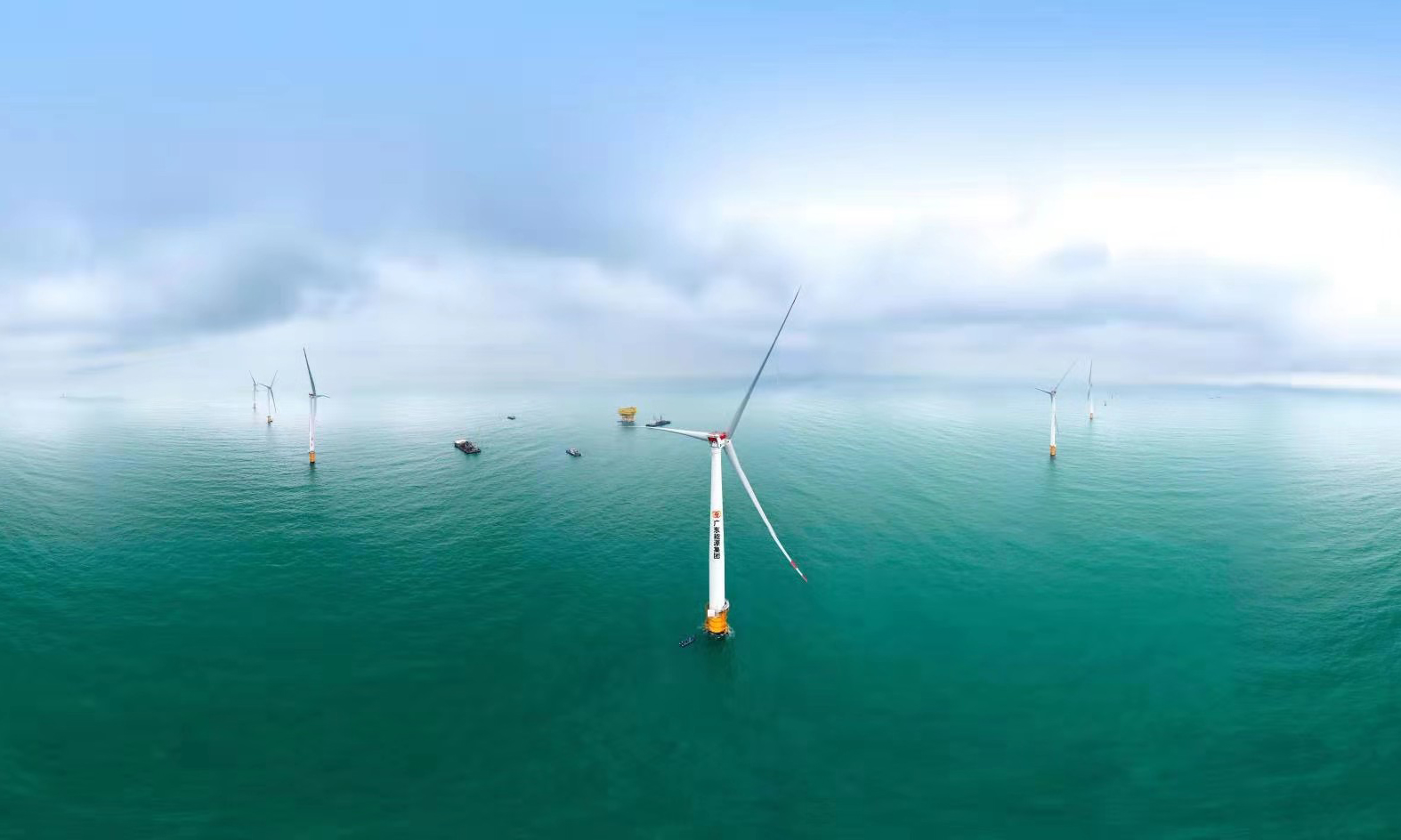 珠海金灣海上風電項目是粵港澳大灣區重點海上綠色能源項目，也是廣東省第二批核準海上風電中首個實現并網發電項目，風力發電資源豐富。圖為珠海金灣海上風電場航拍。
