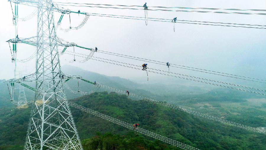 廣東海岸線長，風力發電蘊藏量大。目前，廣東海上風電在建裝機達800多萬千瓦，位居全國之首。圖為南方電網廣東陽江供電局輸電人員對相關送出線路開展走線驗收，加快風電等清潔能源接入配套工程建設。