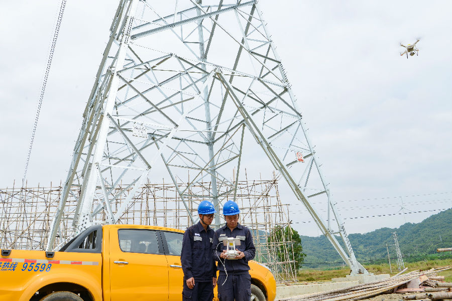 南方電網深入落實“四個革命、一個合作”能源安全新戰略，順應能源轉型大趨勢，加快新能源開發利用，積極發揮海上風電產業優勢。南方電網廣東電網公司成立海上風電服務中心，加快風電項目并網接入，建設相關配套線路工程。截止到2020年底，廣東海上風電項目中，湛江外羅一期、陽江南鵬島已實現全容量并網，珠海桂山一期、陽江沙扒一期、珠海金灣等部分容量并網發電，實現了風電投產即并網消納。圖為南方電網廣東陽江供電局輸電所利用無人機開展沙扒海上風電接入線路查驗。