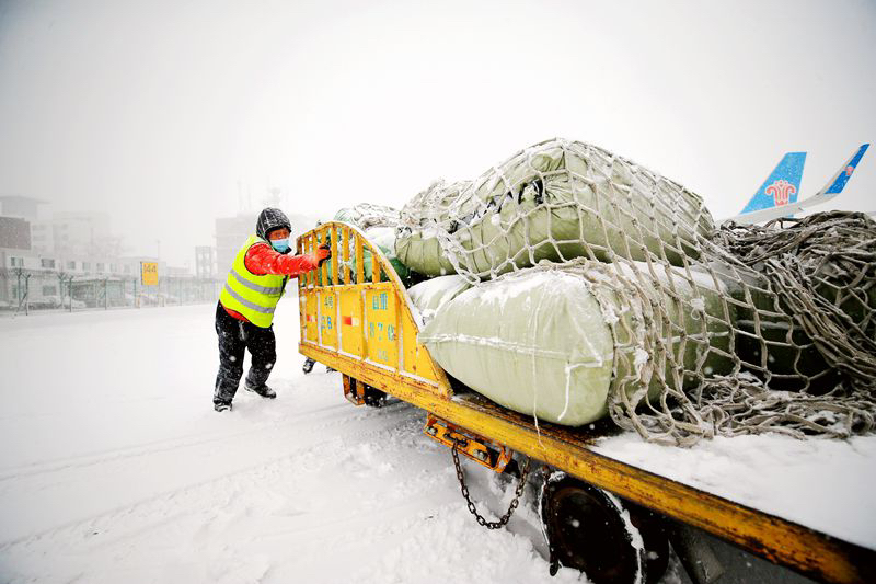 南航貨運頂風冒雪保障貨物運輸。