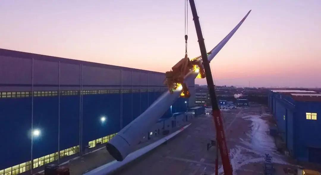 日前，東方電氣10MW海上風(fēng)機(jī)多功能吊具在山東蓬萊測試成功，這是目前國內(nèi)大兆瓦海上風(fēng)電機(jī)組葉片吊裝的優(yōu)異解決方案，創(chuàng)新性地解決了非平衡狀態(tài)下超大扭矩的風(fēng)輪盤車給單葉片吊裝技術(shù)應(yīng)用帶來的行業(yè)難題，打破了盤車裝置的國際壟斷，讓海上風(fēng)機(jī)單葉片吊裝更加便捷高效。圖為測試現(xiàn)場。