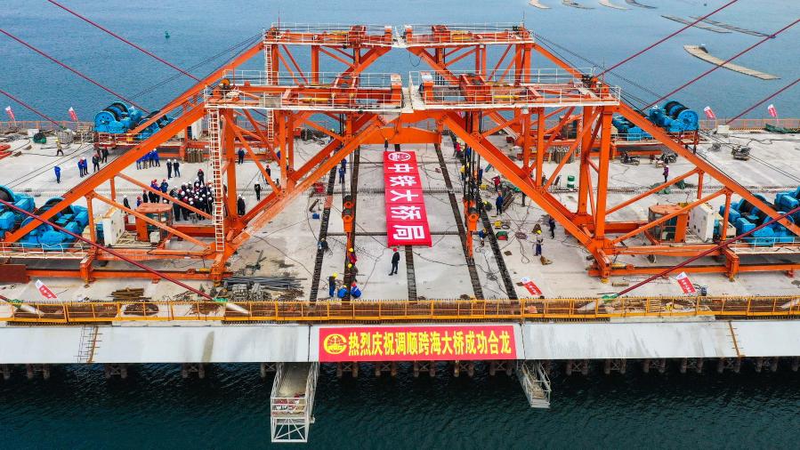 圖為1月25日，工人在湛江調順跨海大橋合龍施工現場作業。（新華社記者 劉大偉 攝）