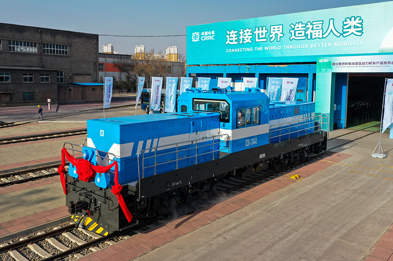 圖為1月27日拍攝的我國自主研發(fā)的首臺氫燃料混合動力機車。（新華社記者 曹陽 攝）