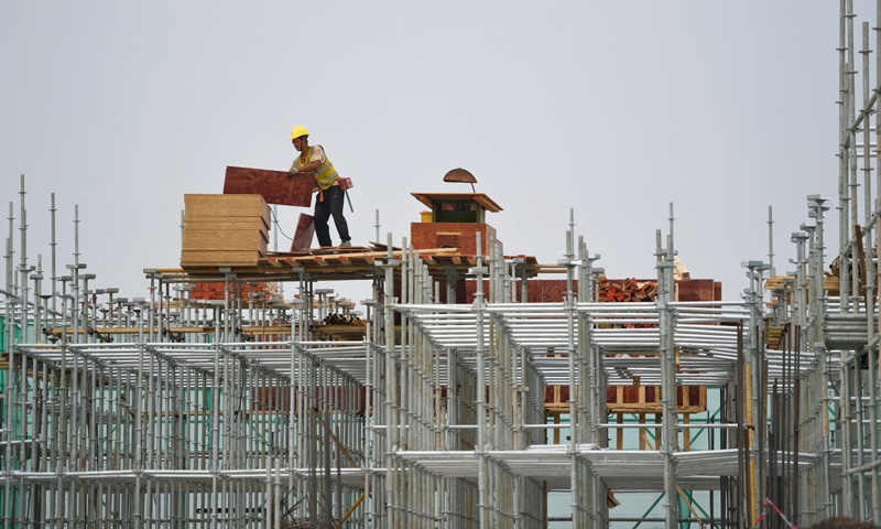 汕尾理工學院是革命老區廣東汕尾市的第一座本科院校，2021年計劃招收首批學生。中建科工集團有限公司為項目承建方，項目自2019年6月開始建設，目前已經有2棟樓實現主體結構封頂，計劃今年9月啟動區交付使用。依據規劃，大學校園三面將由排洪渠及景觀水系取代傳統圍墻，打造成一座“水上大學”。春節期間，該項目400余名施工人員選擇留守工地，就地過年，保障項目按期交付。圖為2月8日，施工人員在汕尾理工學院一期項目工地施工。（新華社記者 毛思倩 攝）