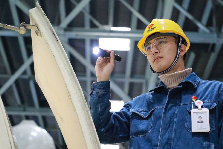 圖為國家能源集團(tuán)江蘇常州電廠運(yùn)行部值班員陳世龍除夕夜輪值中班。這一天正好是陳世龍30歲生日，雖然不能和家人一起慶祝，但他卻因堅(jiān)守能源保供第一線而感到自豪。（費(fèi)倫 攝）