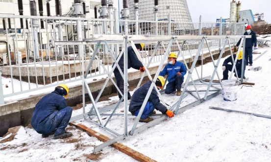 圖為春節期間，湖南建工集團員工在蒙古國額爾登特電廠施工。湖南建工集團海外項目建設穩步推進，斯里蘭卡五路十三橋、布隆迪18號公路、援塞拉利昂三座小水電站技術援助、援塞舌爾廣電中心、援多米尼克醫院改擴建項目部等境外機構及項目部共300多名員工，放棄今年春節回國與家人團聚的機會，堅守海外一線開展工作。