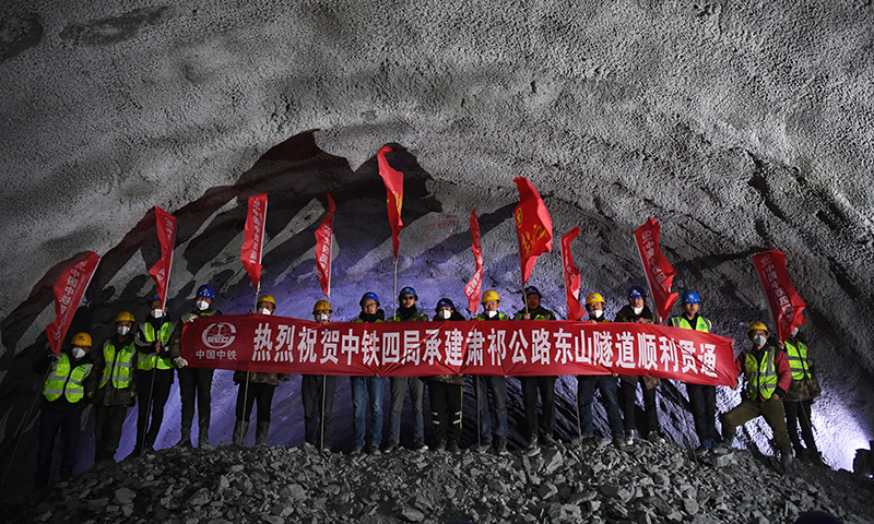 圖為3月2日，中鐵四局的施工人員慶祝國道213線東山隧道貫通。（新華社記者 陳斌 攝）