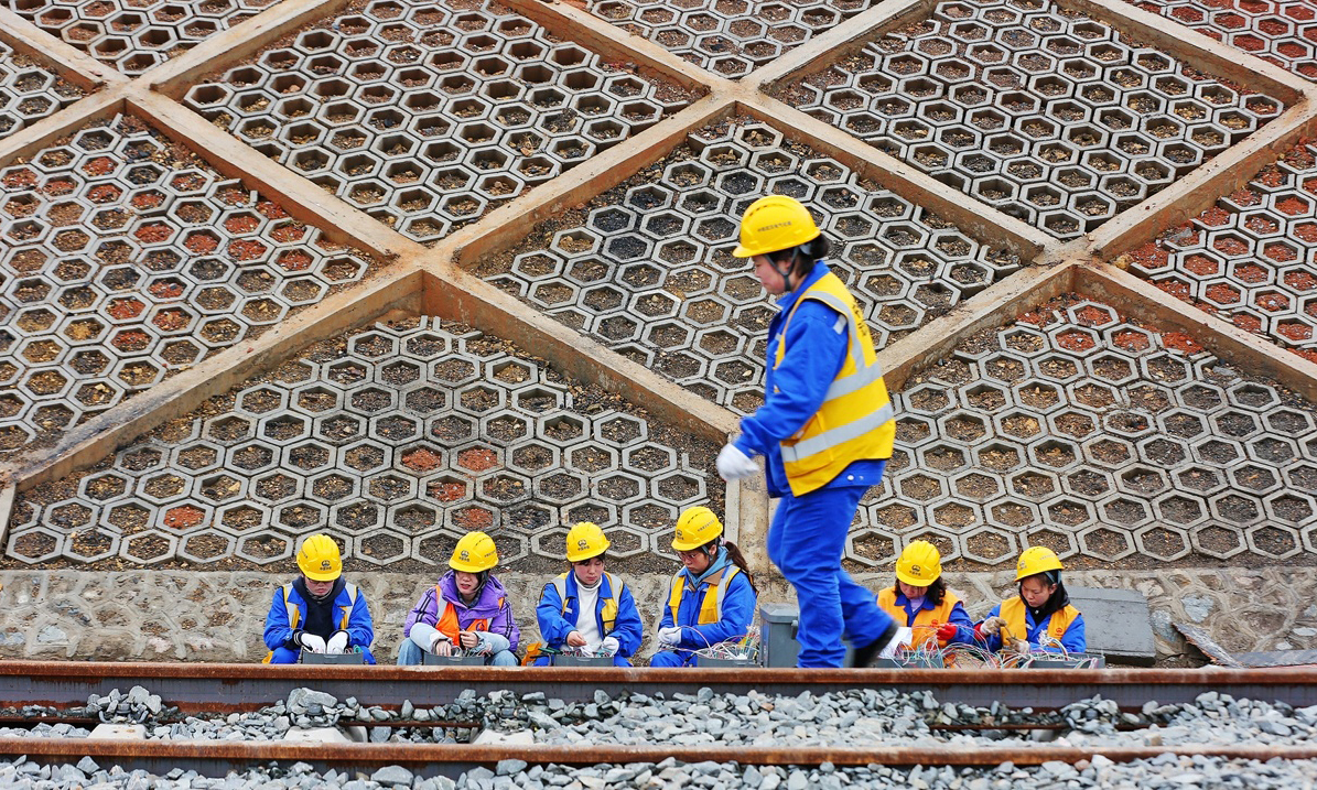 突擊隊(duì)組建近31年來(lái)，先后榮獲全國(guó)工人先鋒號(hào)、全國(guó)五一巾幗標(biāo)兵崗、全國(guó)巾幗文明崗、中華全國(guó)鐵路“火車(chē)頭獎(jiǎng)杯”“先進(jìn)女職工集體”“三八紅旗集體”等幾十項(xiàng)榮譽(yù)稱(chēng)號(hào)。榮譽(yù)和艱辛相伴。悶熱環(huán)境、衣服被汗浸濕是常態(tài)；寒冬時(shí)節(jié)，手上、耳朵上長(zhǎng)凍瘡是常事；焊線時(shí)受傷、手上起水泡她們也習(xí)以為常。很多時(shí)候，由于工期緊、任務(wù)重，到了中午吃飯的時(shí)間，姑娘們就在施工現(xiàn)場(chǎng)吃盒飯。圖為方向盒配線。