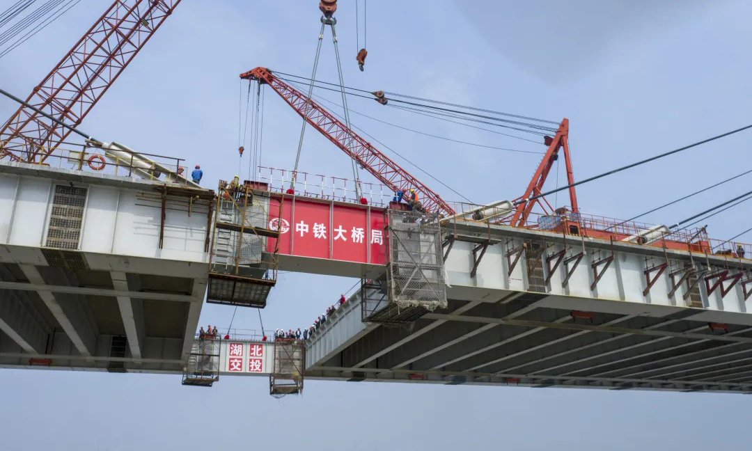 大橋建設過程中，中國中鐵寶橋承擔了約2.2萬噸鋼主梁和鋼錨梁制造架設任務，采用揚州+武漢兩地制作、赤壁橋位安裝的三地施工模式。圖為鋼梁吊裝。