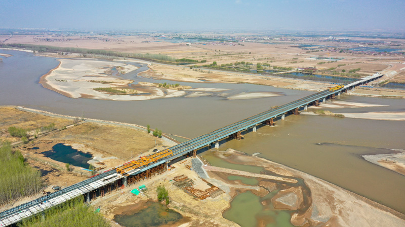 圖為4月11日，烏瑪高速公路鎮羅黃河特大橋順利合龍。（新華社記者 馮開華 攝）
