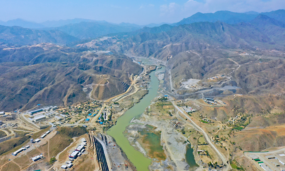 圖為北京時間4月22日17點10分，在葛洲壩集團國際工程有限公司總承包建設的巴基斯坦莫赫曼德水電站項目部現場，大型國際水電項目正如火如荼地建設中。（蔡曉緯 攝）