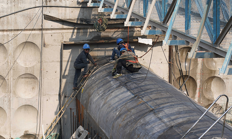 目前，眾多建設者在白鶴灘水電站工地忙碌施工，穩步推進各項建設任務。白鶴灘水電站位于云南省巧家縣和四川省寧南縣交界處的金沙江干流之上，是三峽集團在金沙江下游投資建設的四座梯級電站中的第二級，總裝機容量1600萬千瓦。據三峽集團白鶴灘工程建設部消息，白鶴灘水電站首批機組將于2021年7月實現投產發電。圖為4月27日，工人在白鶴灘水電站進行施工作業。新華社發（梁志強 攝）