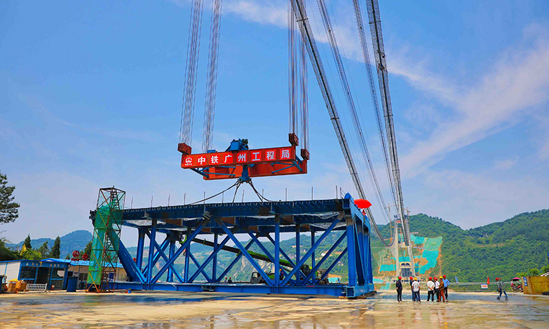 5月9日，由中鐵廣州局承建的貴州甕（甕安）開（開陽）高速開州湖特大橋首片重約250噸的鋼桁梁吊裝順利完成。據(jù)了解，該橋全長約1257米，主塔高139米，主跨達(dá)1100米，總投資額超10億元。圖為當(dāng)日，工作人員在首片鋼桁梁起吊前做準(zhǔn)備。（新華社記者 劉續(xù) 攝）