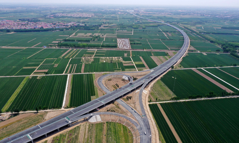 目前，由中建路橋集團(tuán)參與承建的京德（北京大興國際機(jī)場(chǎng)至山東德州）高速（一期工程）進(jìn)入交工通車倒計(jì)時(shí)沖刺階段，5月底將實(shí)現(xiàn)全線通車。圖為5月10日拍攝的京德高速（一期工程）河北廊坊段。（新華社記者 朱旭東 攝）