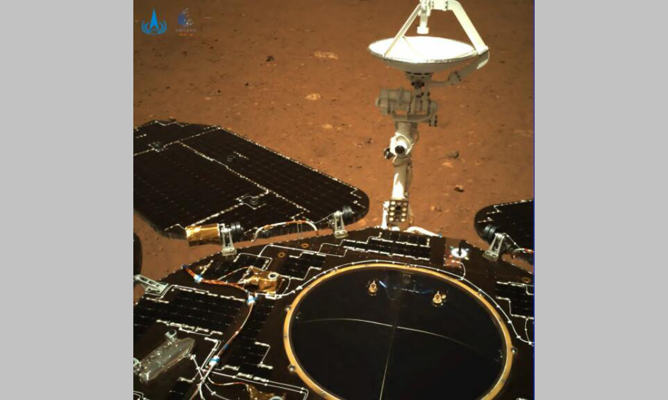 該圖由導航相機拍攝，鏡頭指向火星車尾部。圖中可見火星車太陽翼、天線展開正常到位；火星表面紋理清晰，地貌信息豐富。早在5月15日，天問一號任務著陸巡視器成功軟著陸于火星烏托邦平原南部預選著陸區后，火星車建立了對地通信。5月17日，環繞器實施第四次近火制動，進入中繼通信軌道，為火星車建立穩定的中繼通信鏈路，陸續傳回圖像數據。目前，火星車正在開展駛離著陸平臺的準備工作，將擇機駛上火星表面，開始巡視探測。