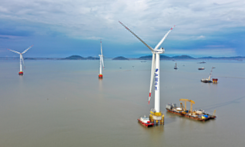 圖為5月28日拍攝的華電福清海壇海峽海上風電項目首臺海上風電主控系統(tǒng)國產(chǎn)化機組（右）。（新華社記者 姜克紅 攝）