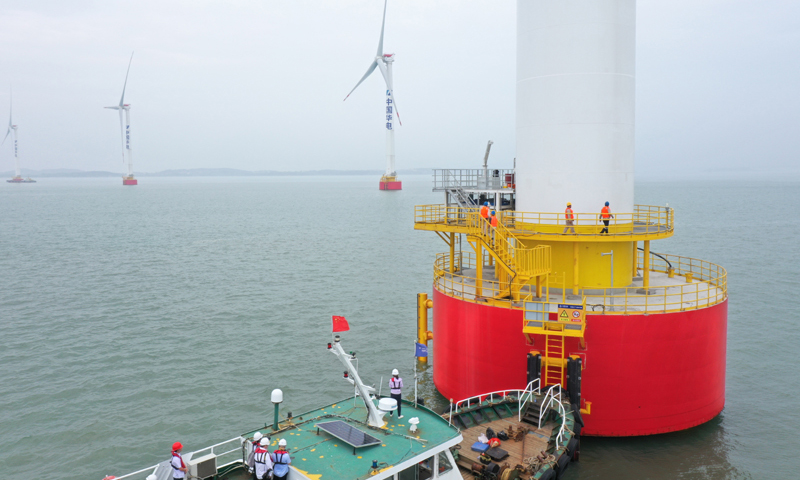圖為5月28日，在華電福清海壇海峽海上風電項目現(xiàn)場，工程技術(shù)人員乘船登上海上風電主控系統(tǒng)國產(chǎn)化機組，進行設(shè)備調(diào)試。（新華社記者 姜克紅 攝）