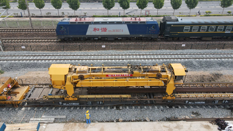 和邢鐵路線路全長(zhǎng)140.681千米，設(shè)計(jì)時(shí)速120公里，線路西起山西省晉中市和順縣，東至河北省邢臺(tái)市信都區(qū)，計(jì)劃于2021年底建成通車。圖為6月1日，中鐵六局的建設(shè)者在和邢鐵路鋪軌施工現(xiàn)場(chǎng)作業(yè)。（新華社記者 駱學(xué)峰 攝）