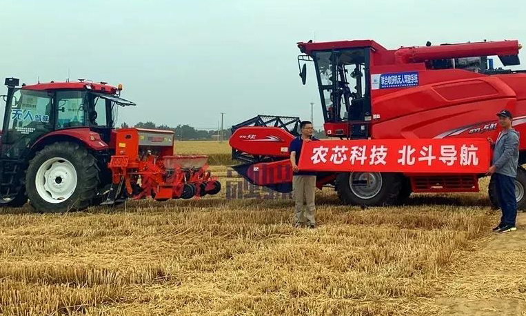 金色麥田中，安裝了農芯科技小麥收獲機系統的東方紅無人駕駛收獲機、東方紅無人駕駛拖拉機實現了自動±2.5CM的高精度行走、地頭自動起落農具、后液壓自動控制、自動轉彎等作業，解放勞動力，提高了作業質量和效率。一氣呵成的演示，贏得了在場人員一致好評。