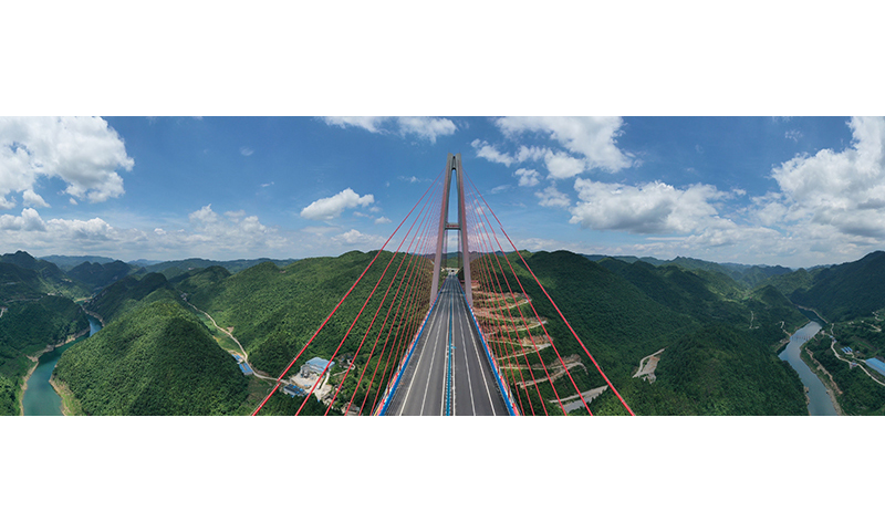 由中鐵廣州局等單位建設的貴州省遵義至余慶高速公路將于近日竣工通車。據了解，遵余高速線路全長為約93公里，通車后從遵義到余慶的時間從原來的3個小時縮短為70分鐘左右。圖為6月26日，已經竣工的遵余高速湘江大橋。（新華社記者 劉續 攝）