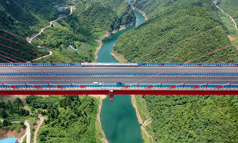 圖為6月26日，工作人員在遵余高速湘江大橋上做通車前的最后準備。（新華社記者 劉續 攝）