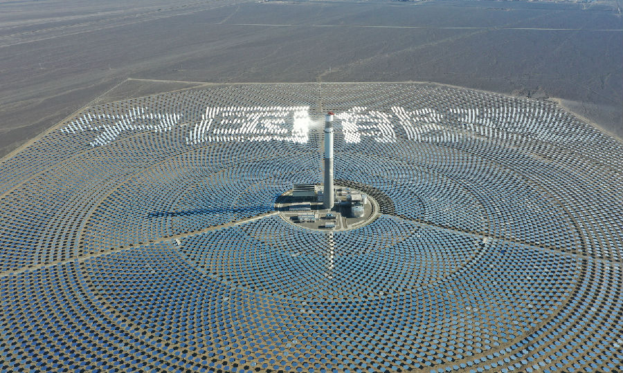 中國能建哈密光熱項目是國家示范光熱項目，鏡場占地440公頃，由14500面代表著世界最先進技術的巨蜥式定日鏡組成，遠遠望去，猶如一朵朵銀色的“向日葵”屹立在戈壁之中。