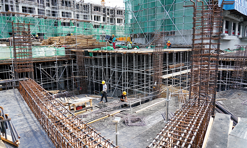 圖為7月3日，中鐵十二局的工人在雄安新區容西片區建設現場施工。（新華社記者 牟宇 攝）
