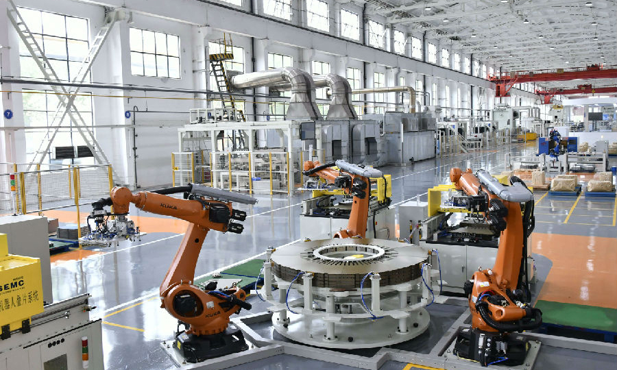 定子沖片“無人車間”在定子沖片數字化車間的基礎上，將5G、互聯網、物聯網等信息技術融入到定子沖片生產制造過程，導入12項自動化項目，優化8項工藝流程，實現了由“人機生產制造”向“智能生產制造”的轉變，形成了以數據驅動為核心的管理新模式。